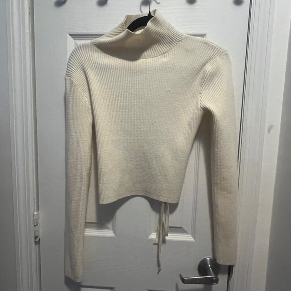 Backless turtleneck top - Picture 3 of 5